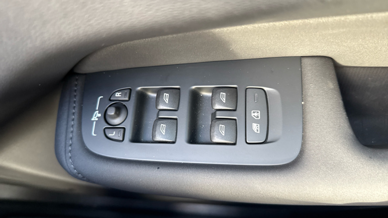 Volvo XC60 2.0 T8 [455] PHEV Ultra Dark 5dr AWD Geartronic Estate